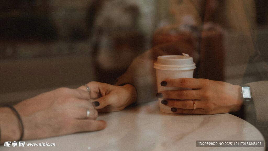 两人桌边递咖啡温馨场景