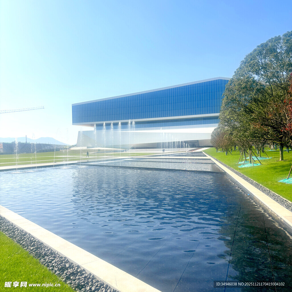 现代建筑旁的宁静水景