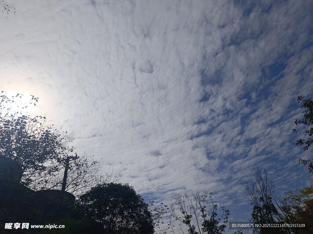 阳光穿透云层的天空美景