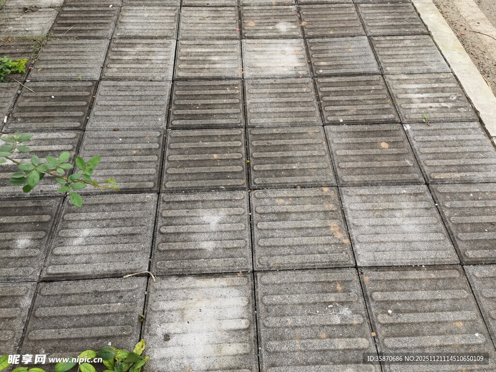 灰色石砖铺就的户外地面