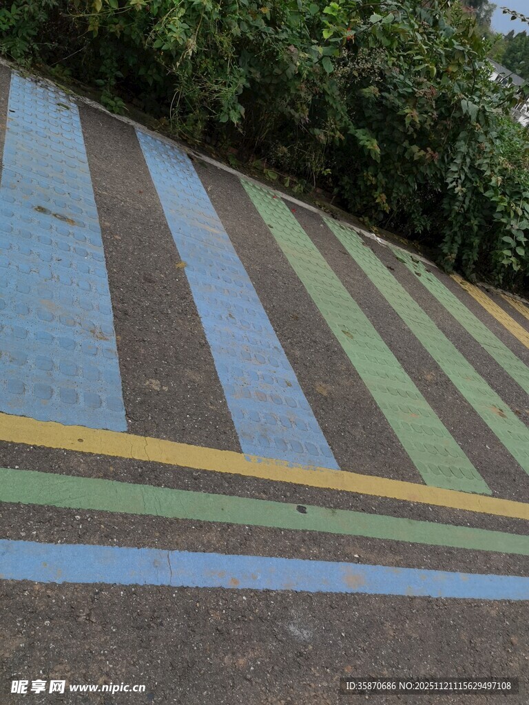 彩色条纹斜坡路面