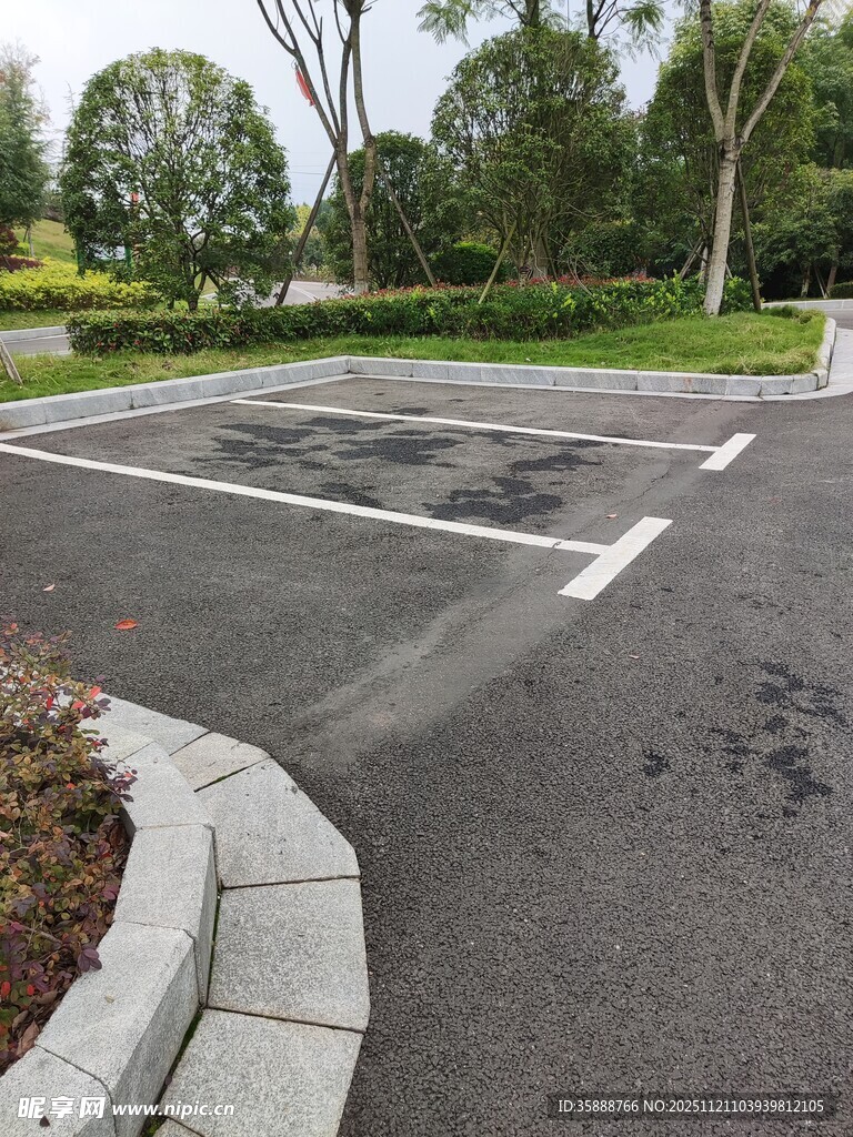 空旷停车场路面及周边景观