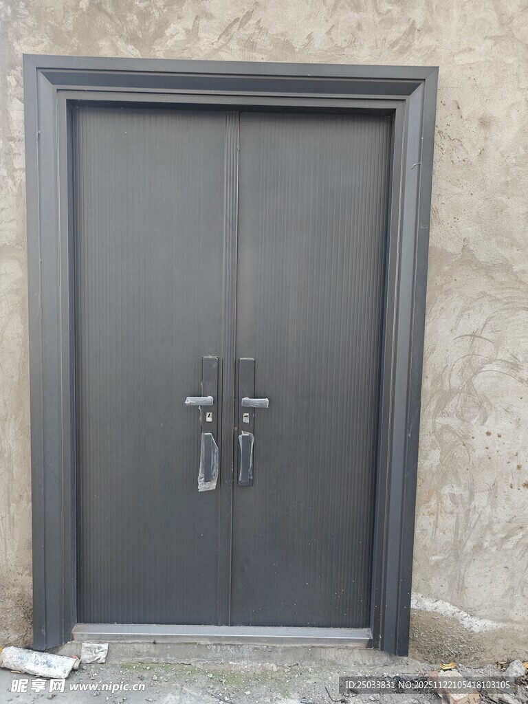 双开深灰色金属门