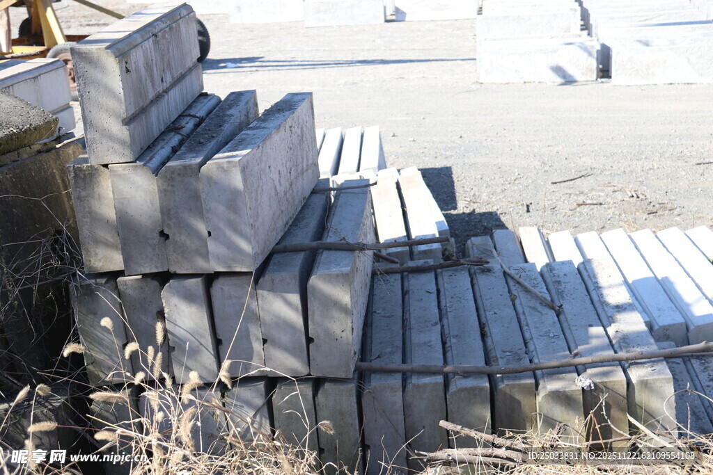 户外堆放的灰色砖块