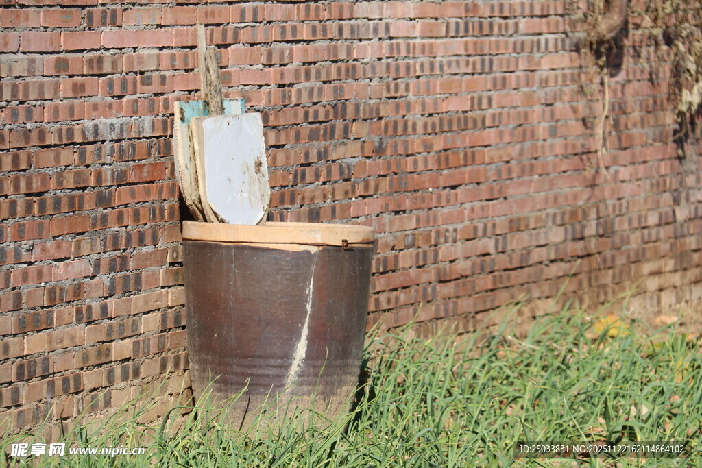 户外砖墙旁的老旧马桶