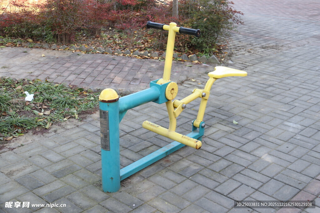 户外健身器材之坐蹬训练器