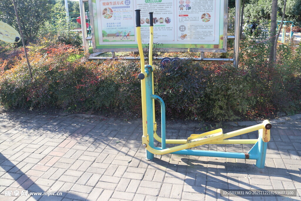 户外健身器材之坐蹬训练器