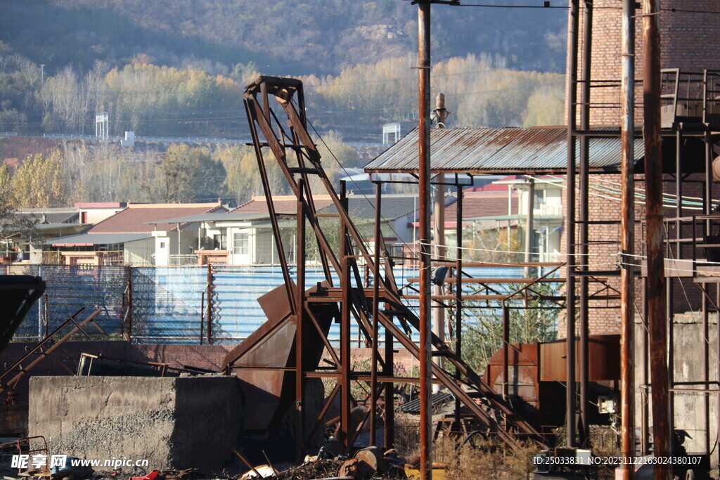 工业遗址中的老旧机械设备