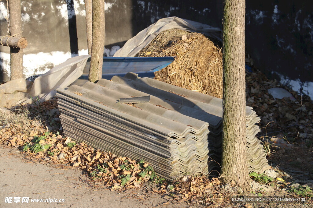 户外堆放的木材与干草