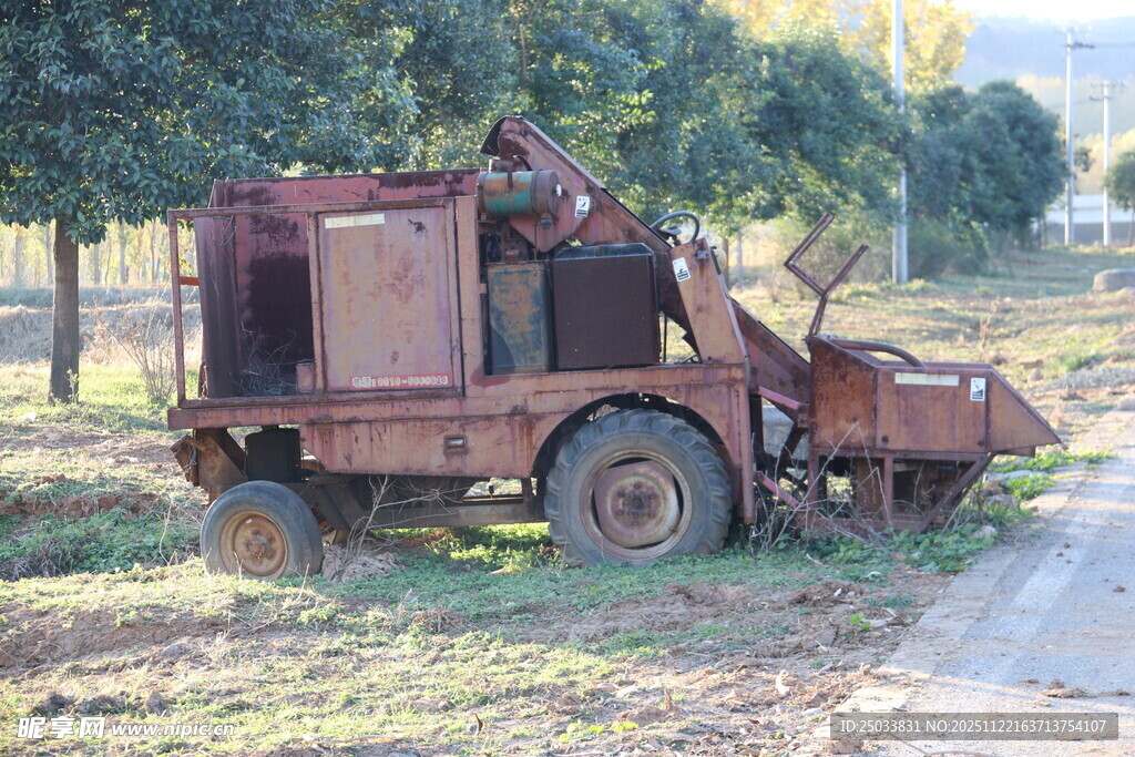 田间的老旧农用机械设备
