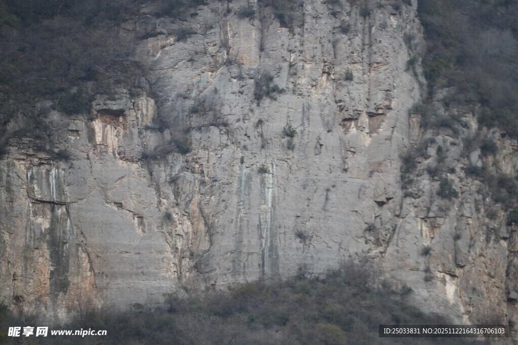 陡峭险峻的岩石山壁