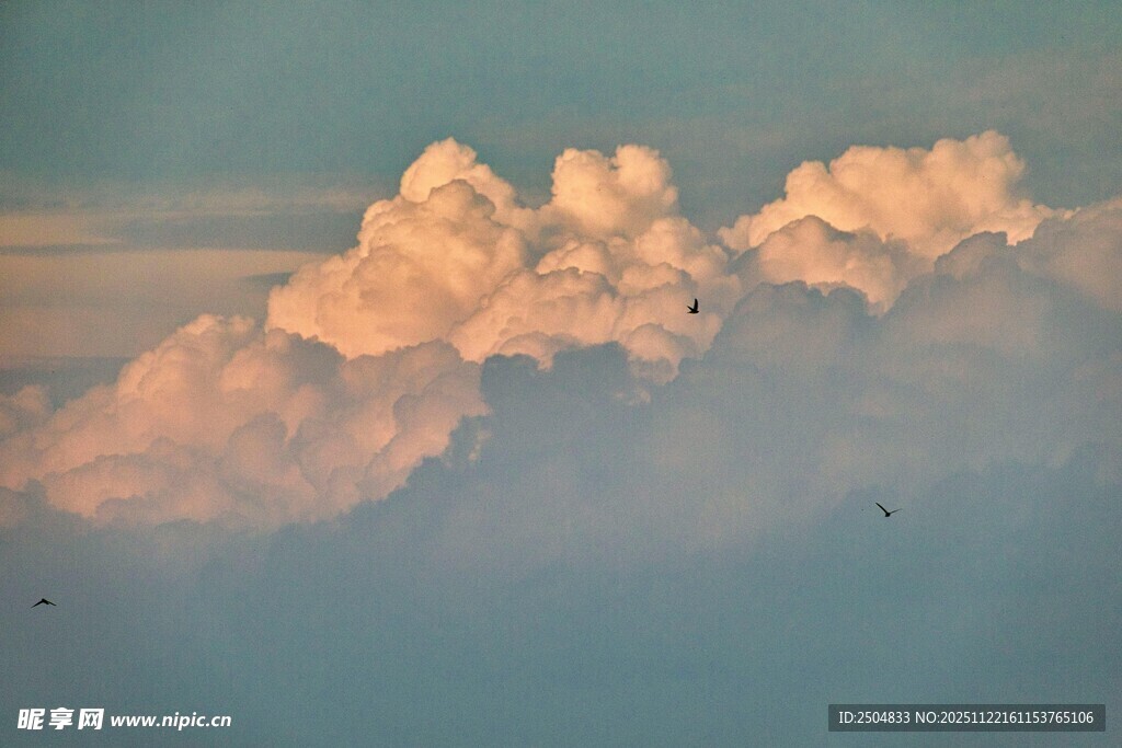 梦幻霞光中的蓬松云朵