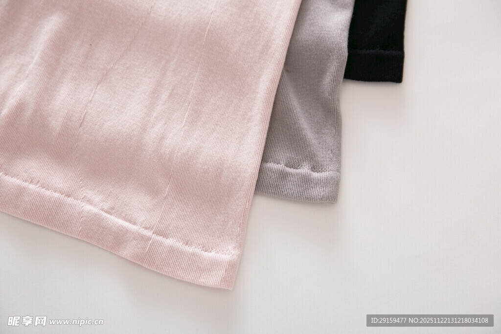 三款不同颜色的丝绸布料