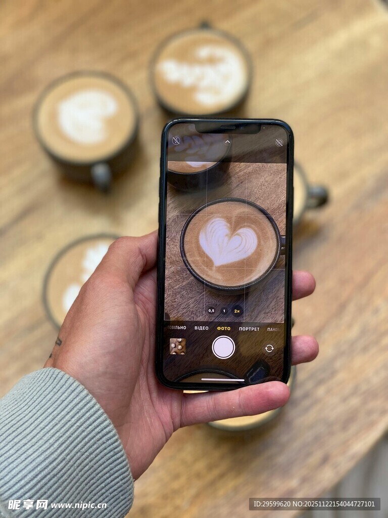 手持手机记录咖啡美好瞬间