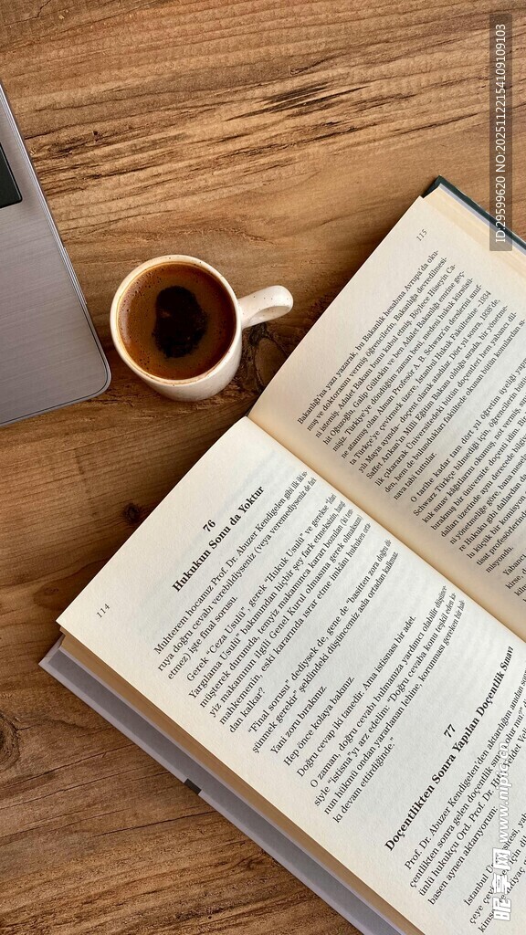 木桌上的书籍与咖啡时光