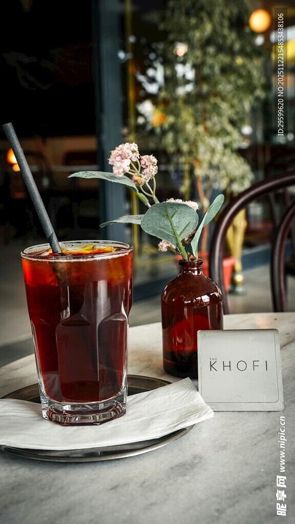 复古风玻璃杯中的冰红茶