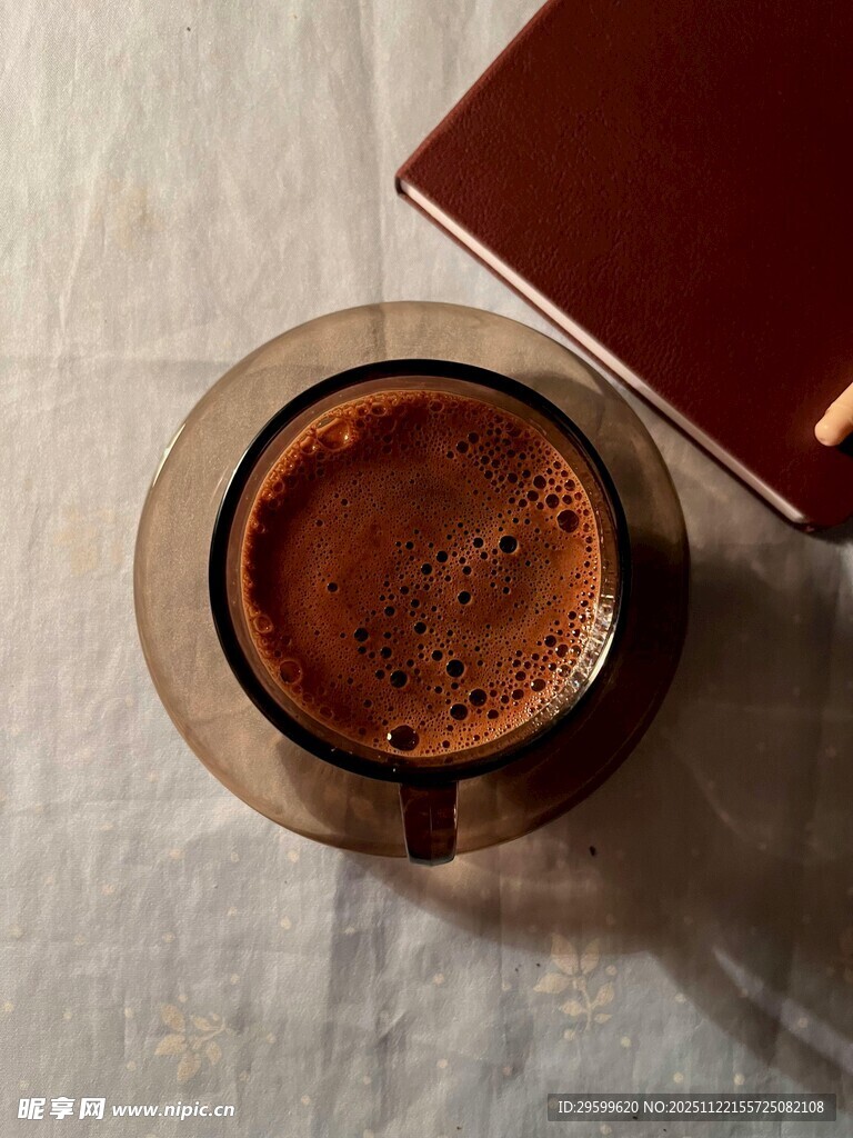 一杯热可可与红色书籍相伴