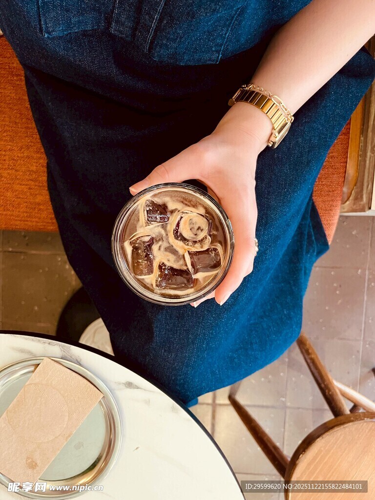 手持玻璃罐中的蘑菇