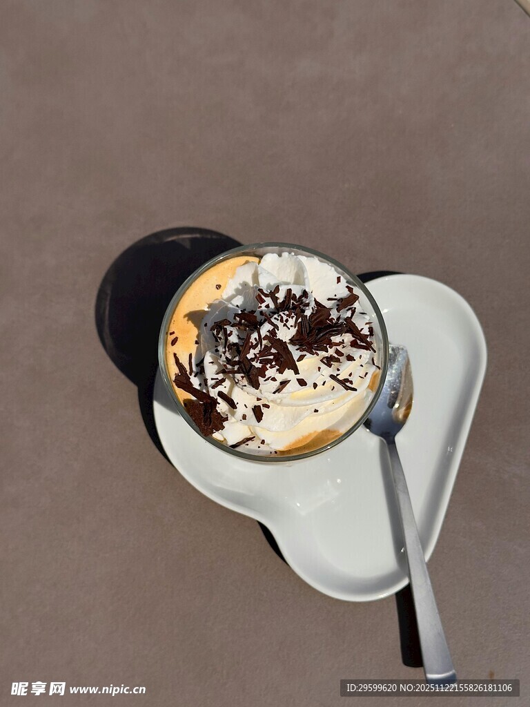 美味巧克力冰淇淋甜点