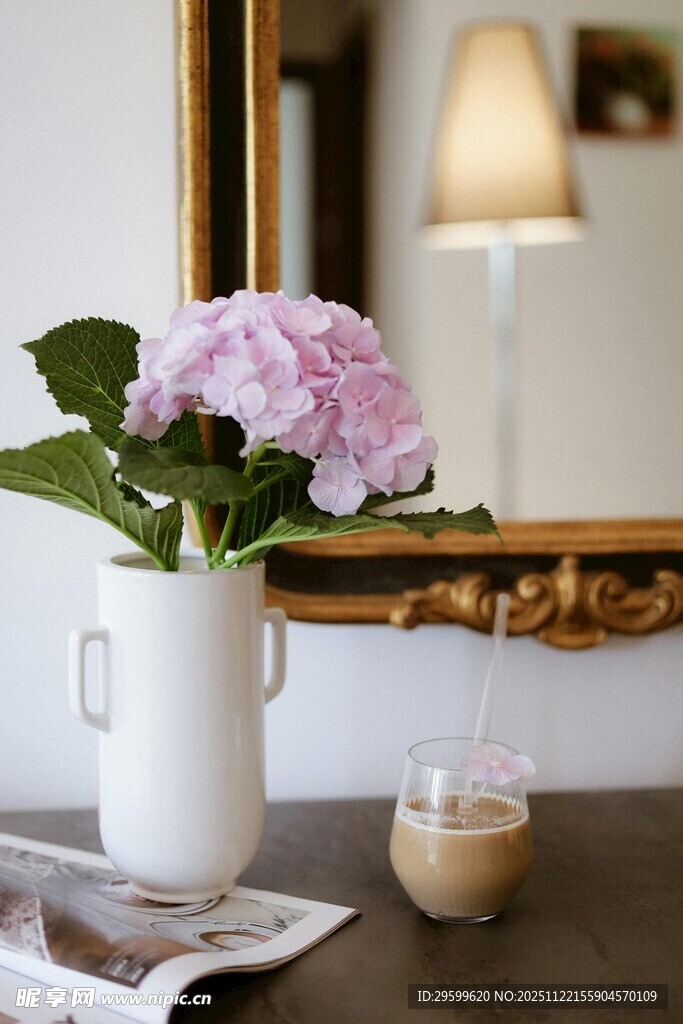 花瓶中绽放的美丽粉绣球