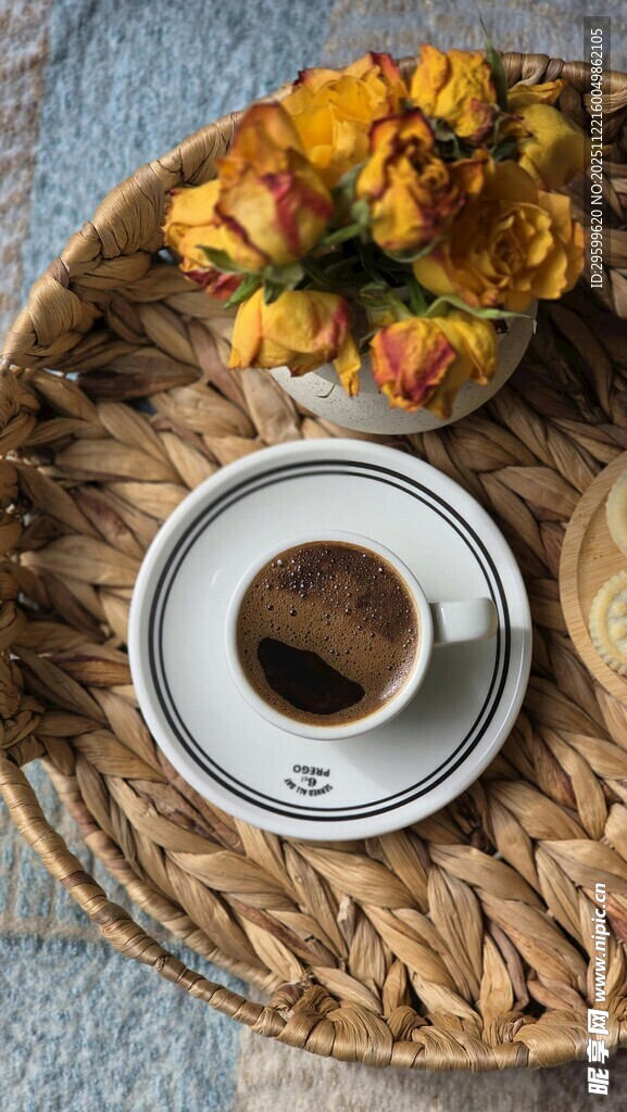 编织盘中的咖啡与鲜花