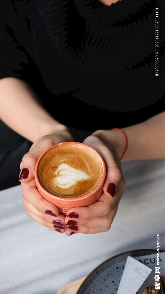 手捧精致拉花咖啡