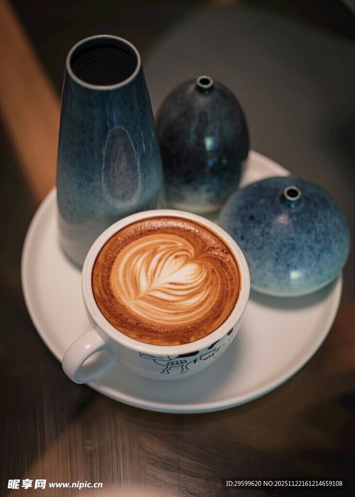 精致拉花咖啡与摆件