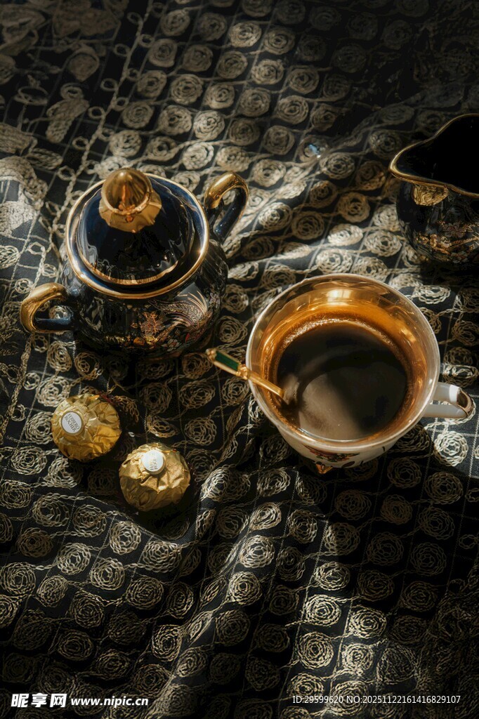 复古茶具展现优雅品茶氛围