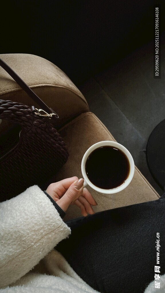 手捧咖啡的惬意日常