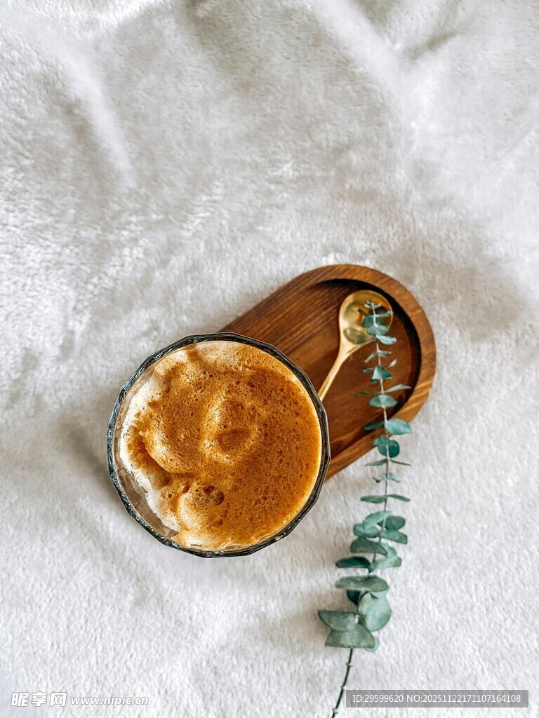 手工陶瓷盘与绿植装饰