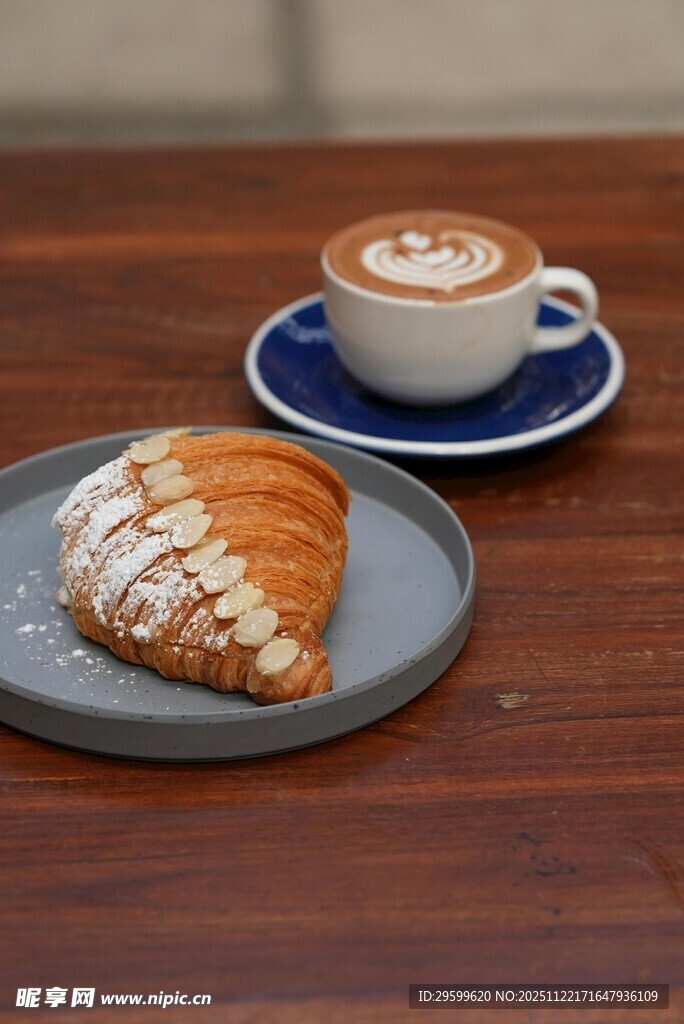 木质桌上的咖啡与羊角面包