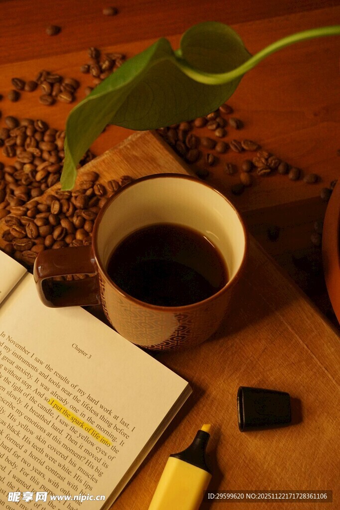 咖啡相伴的惬意阅读时光