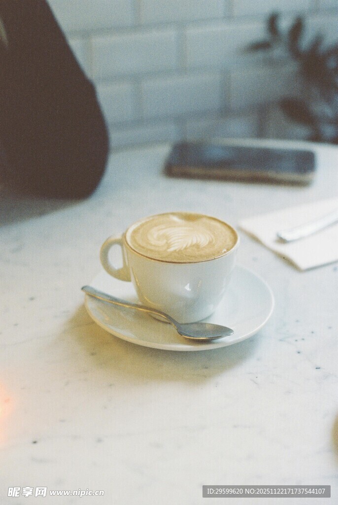 精致拉花咖啡置于桌面