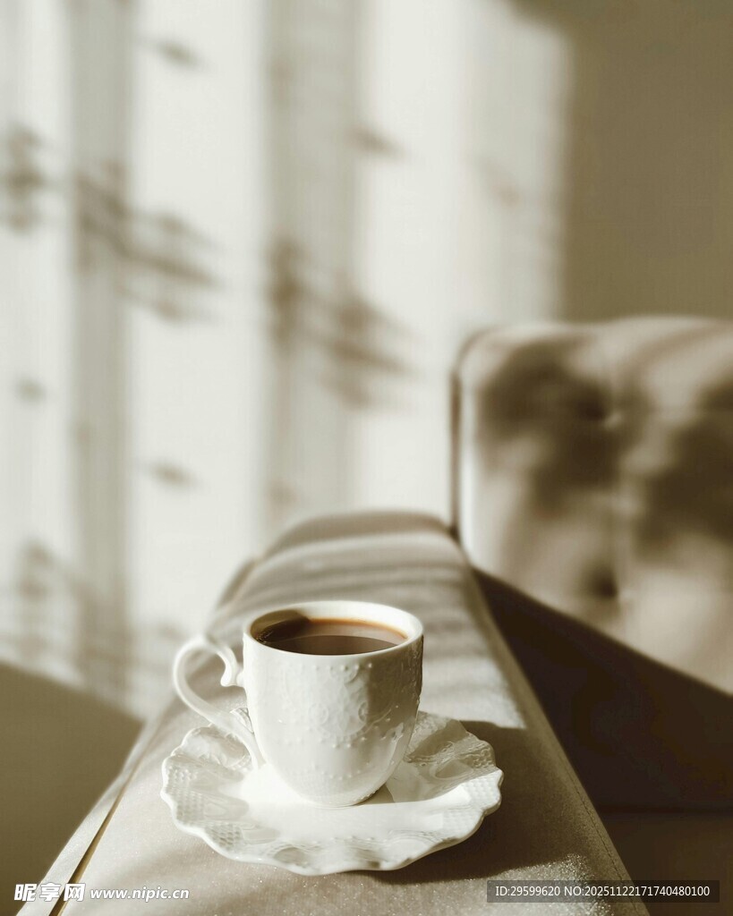 窗边托盘上的一杯热咖啡