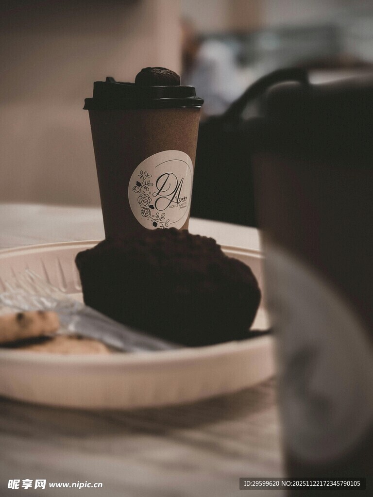 美味咖啡与甜点的惬意组合