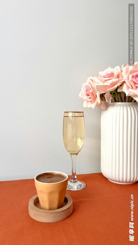 优雅桌面的咖啡与香槟