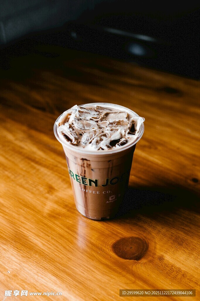 木质桌上的一杯冰咖啡