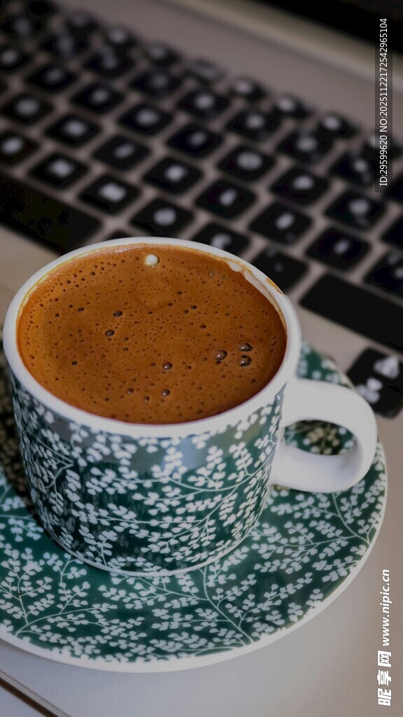 复古花纹杯中的香醇咖啡