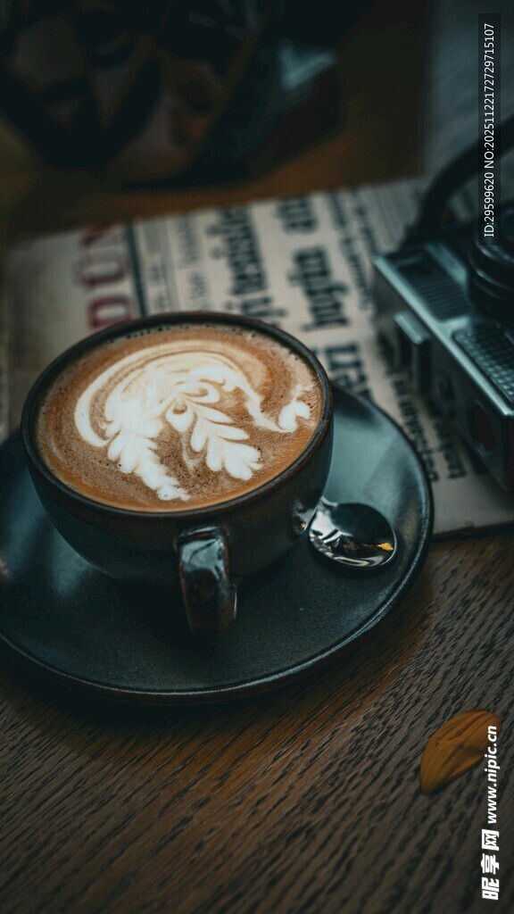 精致拉花咖啡置于桌前