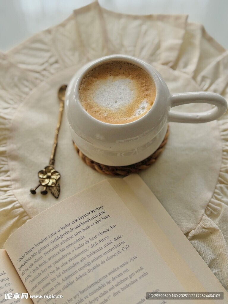 咖啡相伴的惬意阅读时光