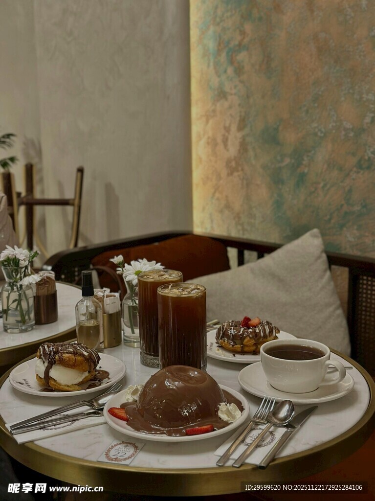 精致下午茶摆设于优雅空间