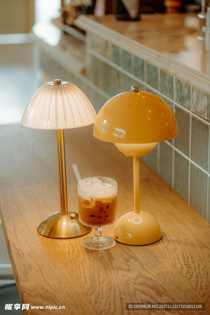 复古台灯搭配精致饮品