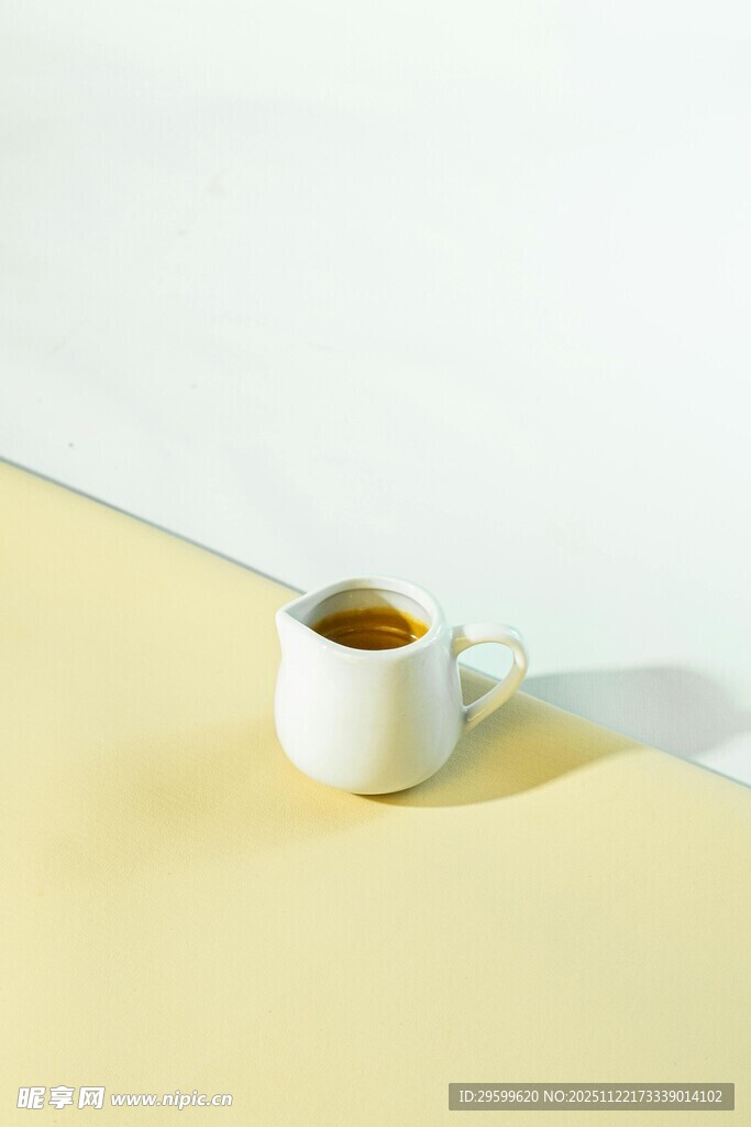 黄色背景上的一杯咖啡