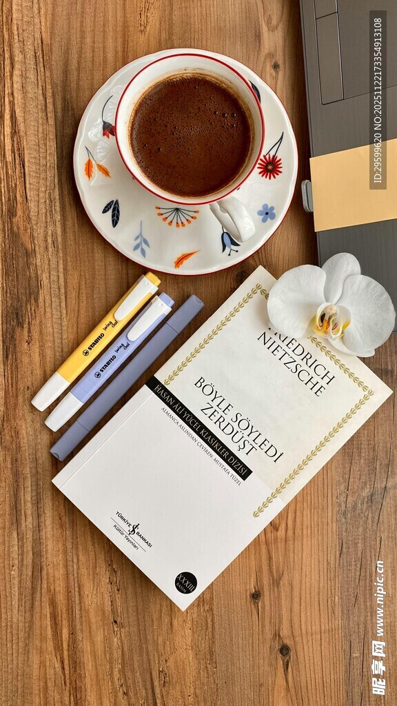 木质桌面的精致办公休闲场景