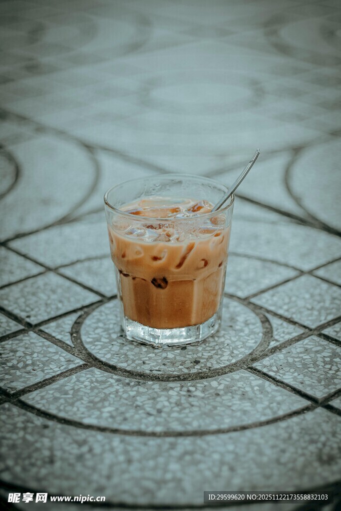 冰饮置于几何图案桌面上
