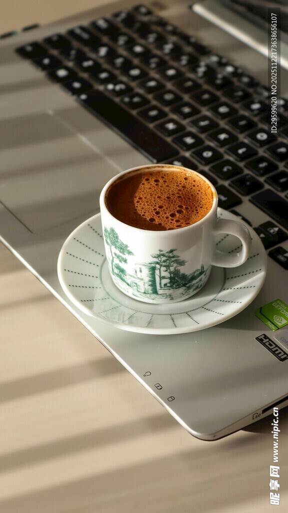 笔记本电脑上的咖啡杯
