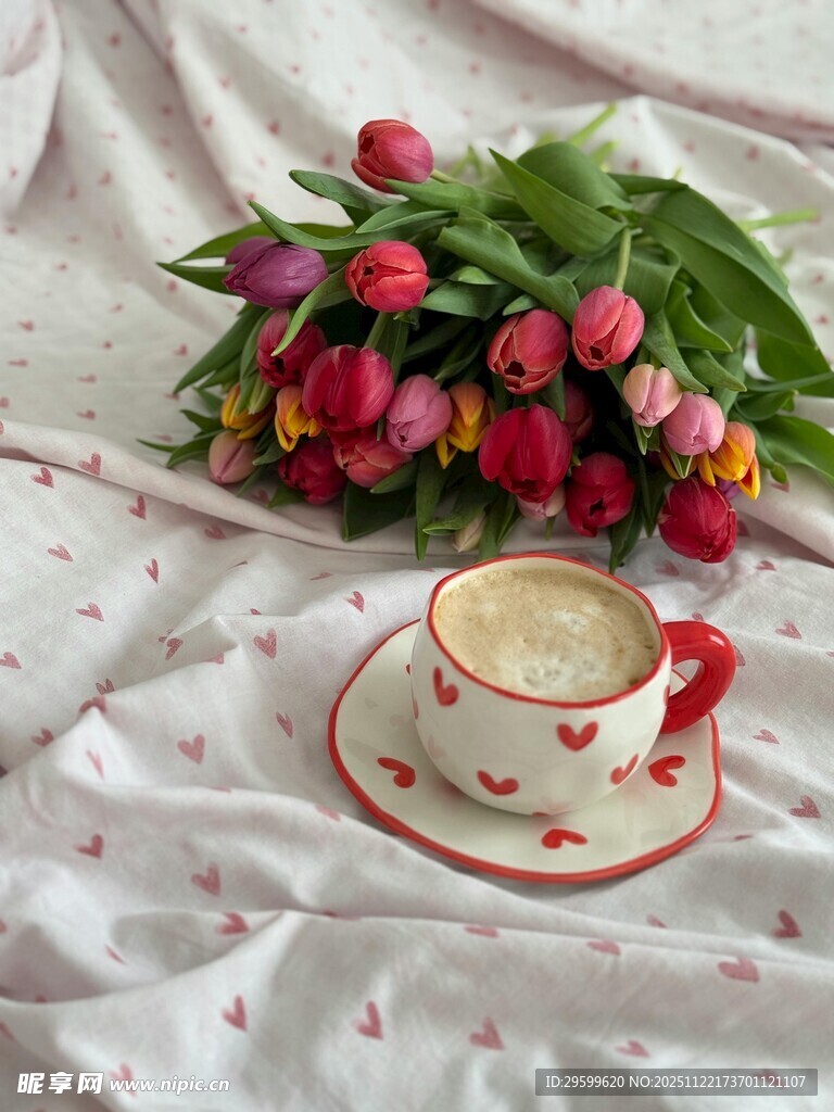 郁金香旁的温馨咖啡时光