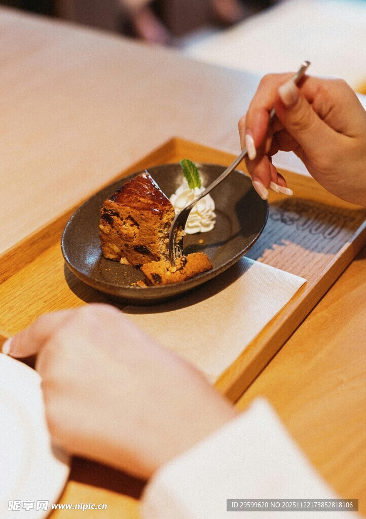 手取盘中美味佳肴