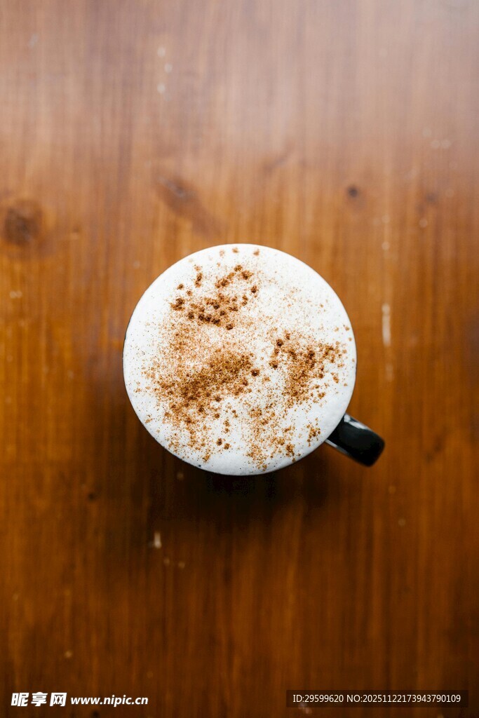 木桌上的一杯撒粉咖啡