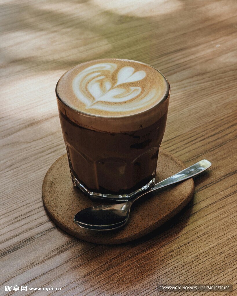 木质桌上的精美拉花咖啡